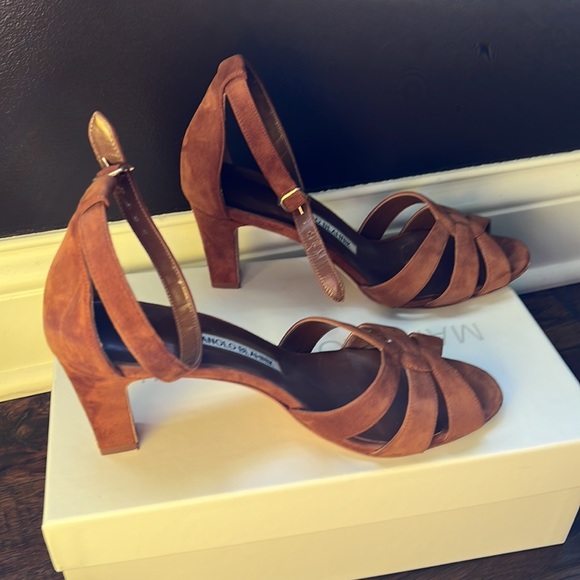 Manolo Blahnik “toast” brown suede heels - Picture 3 of 7